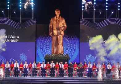 Khánh thành tượng Bác Hồ về thăm quê