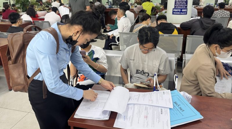 Người dân đua nhau đi làm hồ sơ nhà đất