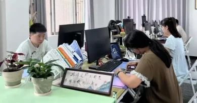 Nhiều người trẻ thất nghiệp giả vờ đi làm