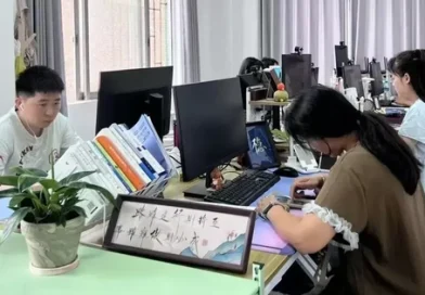 Nhiều người trẻ thất nghiệp giả vờ đi làm