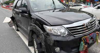 Tài xế lái ôtô nổ lốp đi ngược chiều trên cầu vượt Mai Dịch