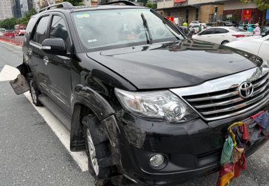 Tài xế lái ôtô nổ lốp đi ngược chiều trên cầu vượt Mai Dịch