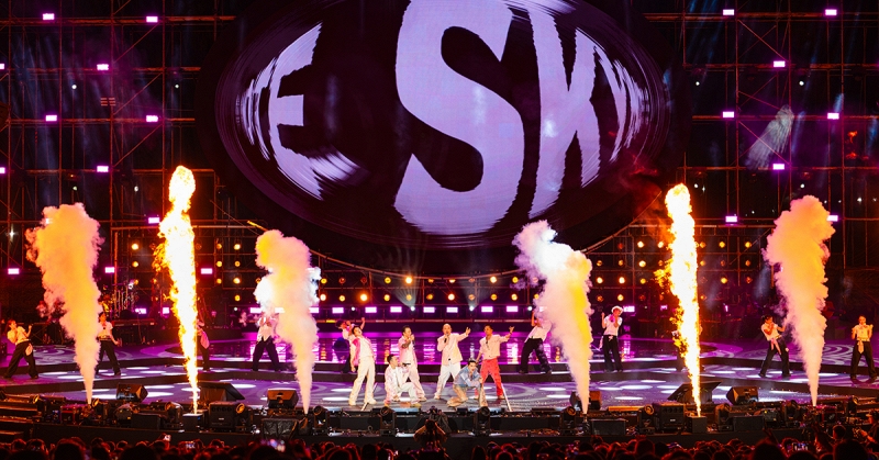 Quốc Thiên ủng hộ 200 triệu đồng đến đồng bào miền Trung gặp thiên tai ngay giữa lúc trình diễn tại Live Concert SKYNOTE 2025