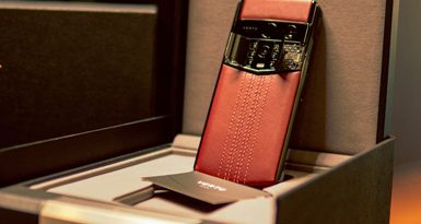 Khi điện thoại trở thành “capsule” thời trang: Tuyên ngôn phong cách mùa lễ hội