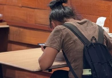 Cô gái cùng bố vào nhà hàng gọi 4 món, khi ghép các chữ lại, chủ nhà hàng lập tức gọi cảnh sát!