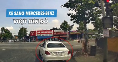Xe sang Mercedes luồn lách, vượt đèn đỏ gây bức xúc