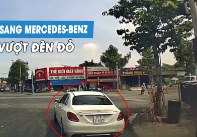 Xe sang Mercedes luồn lách, vượt đèn đỏ gây bức xúc