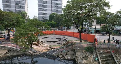 Đường ở TP HCM gãy đôi, trôi xuống kênh