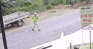 Lái xe máy chở 2 người lao vào cảnh sát giao thông khi bị dừng kiểm tra