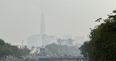 Giữa trưa, TP.HCM vẫn mịt mù vì ô nhiễm, không khí vượt ‘cảnh báo đỏ’