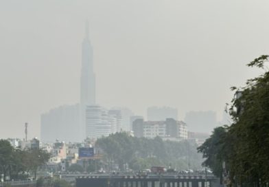 Giữa trưa, TP.HCM vẫn mịt mù vì ô nhiễm, không khí vượt ‘cảnh báo đỏ’