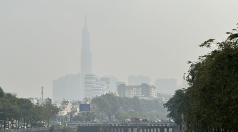Giữa trưa, TP.HCM vẫn mịt mù vì ô nhiễm, không khí vượt ‘cảnh báo đỏ’