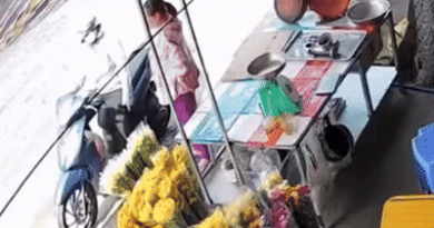 Bánh ôtô đầu kéo văng trúng người phụ nữ