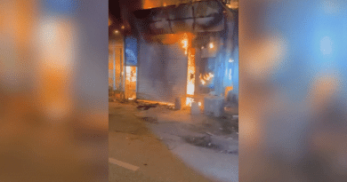 Cảnh sát giao thông phá cửa cứu 11 người khỏi đám cháy