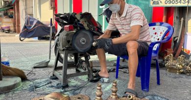 ‘Đệ tử chân truyền’ hơn 20 năm theo nghề đánh bóng lư đồng