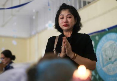 Xúc động ‘gặp lại’ ông nội trong khu lưu giữ thi hài ở TP.HCM