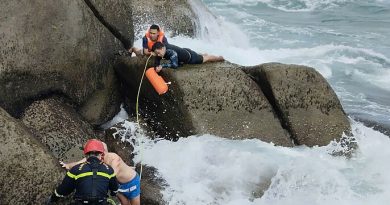 Cứu hai khách nước ngoài bị sóng cuốn vào hốc đá giữa biển