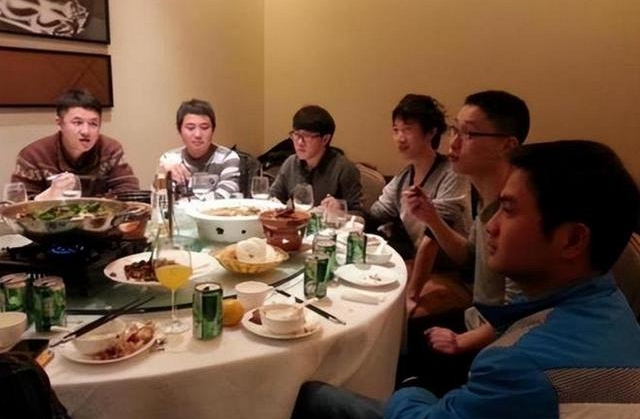 Hào phóng trả hết tiền ăn trong buổi họp lớp, người đàn ông vừa đi về thì tất cả tụm lại nói xấu vì 1 lý do không ngờ!