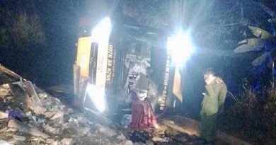 Xe khách lao xuống cống, 4 người chết