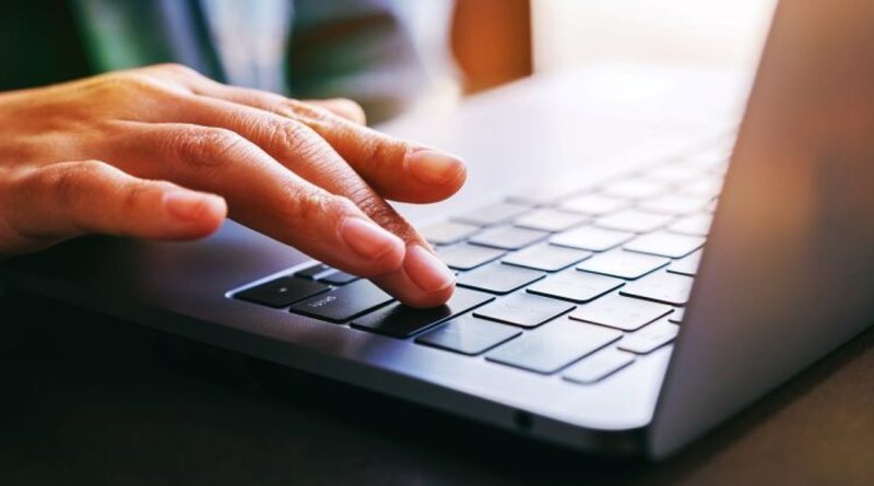 Thói quen sạc đầy có thể rút ngắn tuổi thọ pin laptop