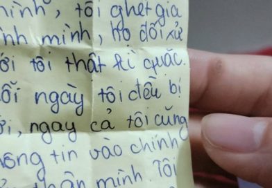 Nhận tờ giấy trong hoạt động Tết, cô giáo khóc nghẹn: Em đã trải qua những gì thế này?