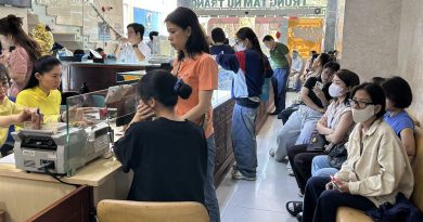 Khách xếp hàng mua vàng trước ngày Thần tài