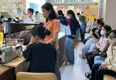 Khách xếp hàng mua vàng trước ngày Thần tài