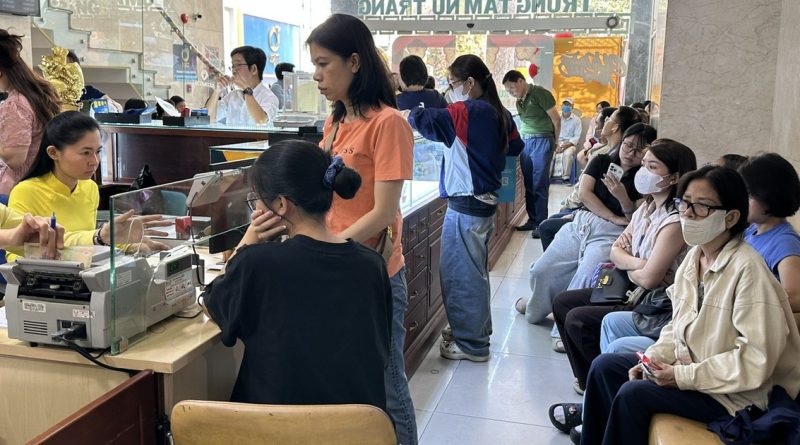 Khách xếp hàng mua vàng trước ngày Thần tài