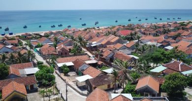 Độc đáo ngôi làng ‘100% nhà lợp mái đỏ’ bên biển Đắk Lắk