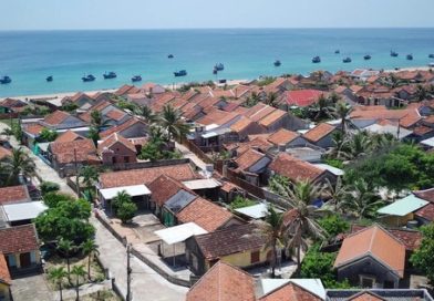 Độc đáo ngôi làng ‘100% nhà lợp mái đỏ’ bên biển Đắk Lắk