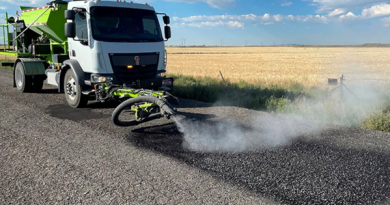 Phát hiện đội xe tải lạ nặng 15 tấn, dùng công nghệ cao vá ổ gà chỉ trong 2 phút, nhanh gấp 7 lần bình thường