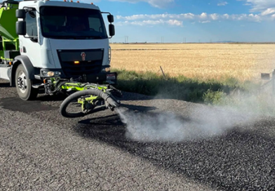 Phát hiện đội xe tải lạ nặng 15 tấn, dùng công nghệ cao vá ổ gà chỉ trong 2 phút, nhanh gấp 7 lần bình thường