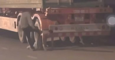 Va chạm giao thông, 2 tài xế dùng kéo và rựa lao vào ‘hỗn chiến’