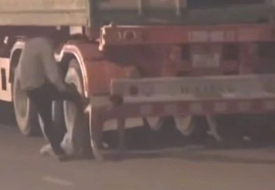 Va chạm giao thông, 2 tài xế dùng kéo và rựa lao vào ‘hỗn chiến’