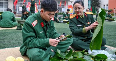 Chiến sĩ lữ đoàn 144 gói gần 2.000 bánh chưng ăn Tết