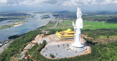 Tượng Quan Âm cao 125 m trên núi Thiên Mã