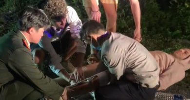 Hai du khách người Bỉ ngã xe, được chiến sĩ công an sơ cứu