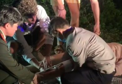 Hai du khách người Bỉ ngã xe, được chiến sĩ công an sơ cứu