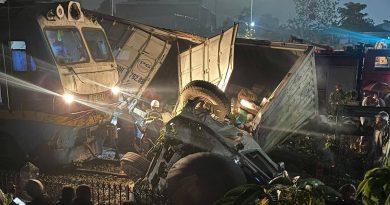 Xe tải bị ‘vò nát’ sau va chạm với tàu hỏa, 2 người bị thương