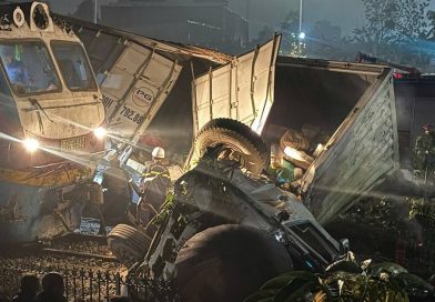 Xe tải bị ‘vò nát’ sau va chạm với tàu hỏa, 2 người bị thương