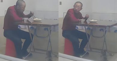 Xem camera nhà đêm giao thừa, con gái bật khóc khi thấy bố vẫn bày hai bộ bát đũa