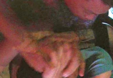 Tài xế taxi bị khách kẹp cổ đánh tới tấp vì yêu cầu hủy chuyến