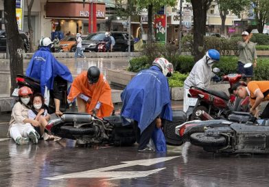 Trời mưa, nhiều xe trượt ngã trên phố đi bộ Nguyễn Huệ