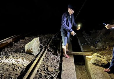 Đá tiếp tục rơi ở đèo Hải Vân, ngành đường sắt thông báo tạm dừng chạy tàu