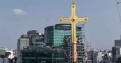 Thánh giá mạ vàng Nhà thờ Đức Bà Sài Gòn chế tác ra sao