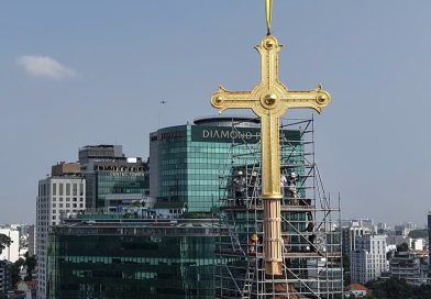 Thánh giá mạ vàng Nhà thờ Đức Bà Sài Gòn chế tác ra sao