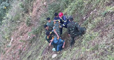 Đưa thi thể nạn nhân tử vong dưới vực sâu 200 m sau tai nạn giao thông lên