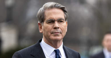 Bộ trưởng Mỹ nói Mỹ “cho phép” tàu dầu Iran qua eo biển Hormuz