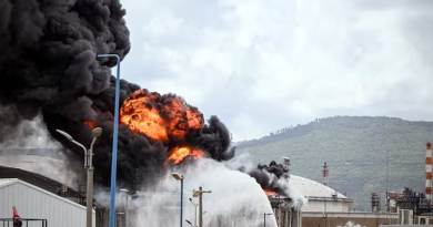 Kho dầu Israel trúng mảnh vỡ tên lửa, bốc cháy dữ dội