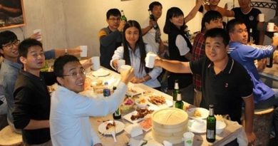 Đi họp lớp, các bạn khoe giàu còn tôi nói vẫn nợ 2 tỷ đồng: Về đến nhà, nhận được tin nhắn cả đời không thể quên